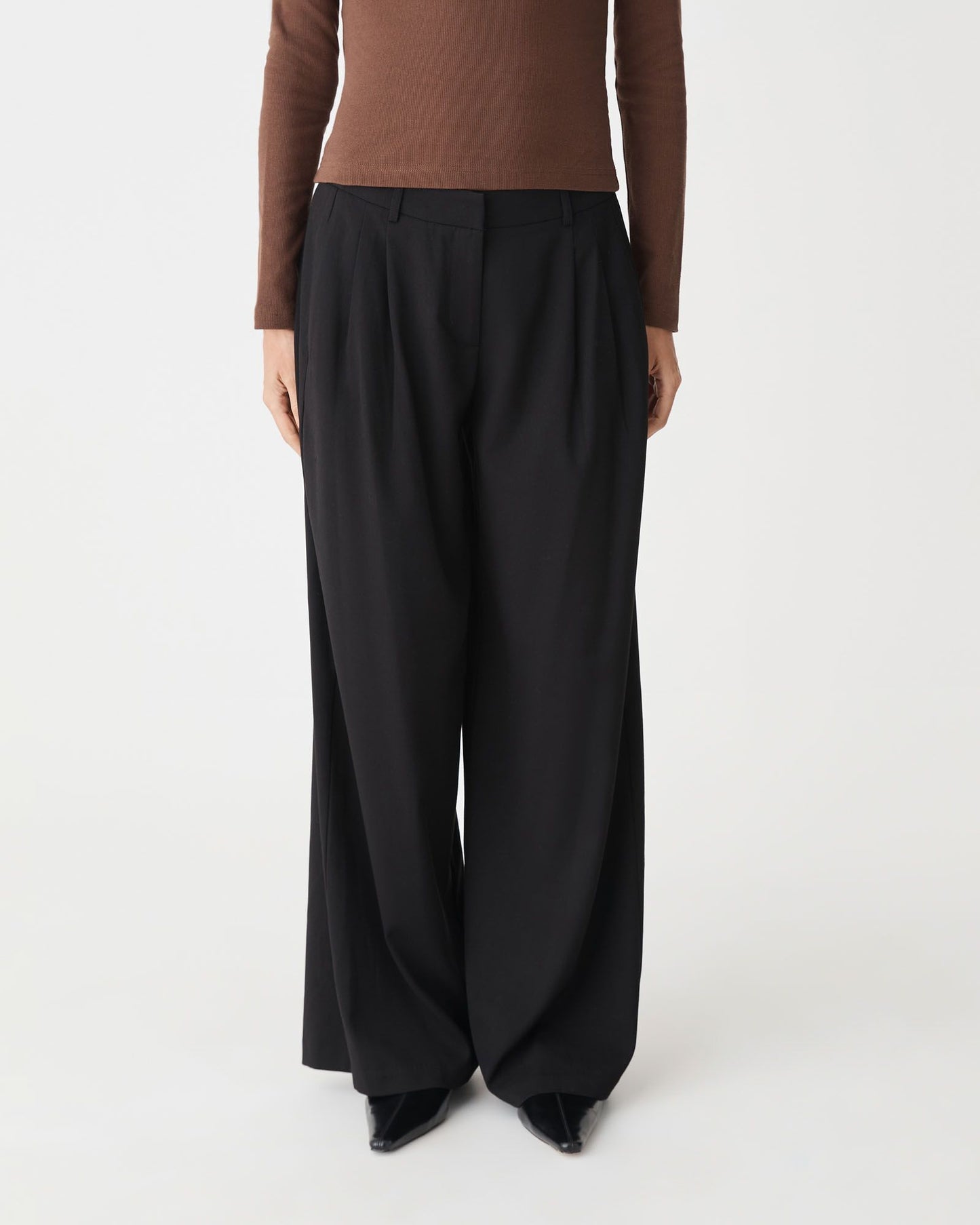 Arden Mid Rise Pleated Pants