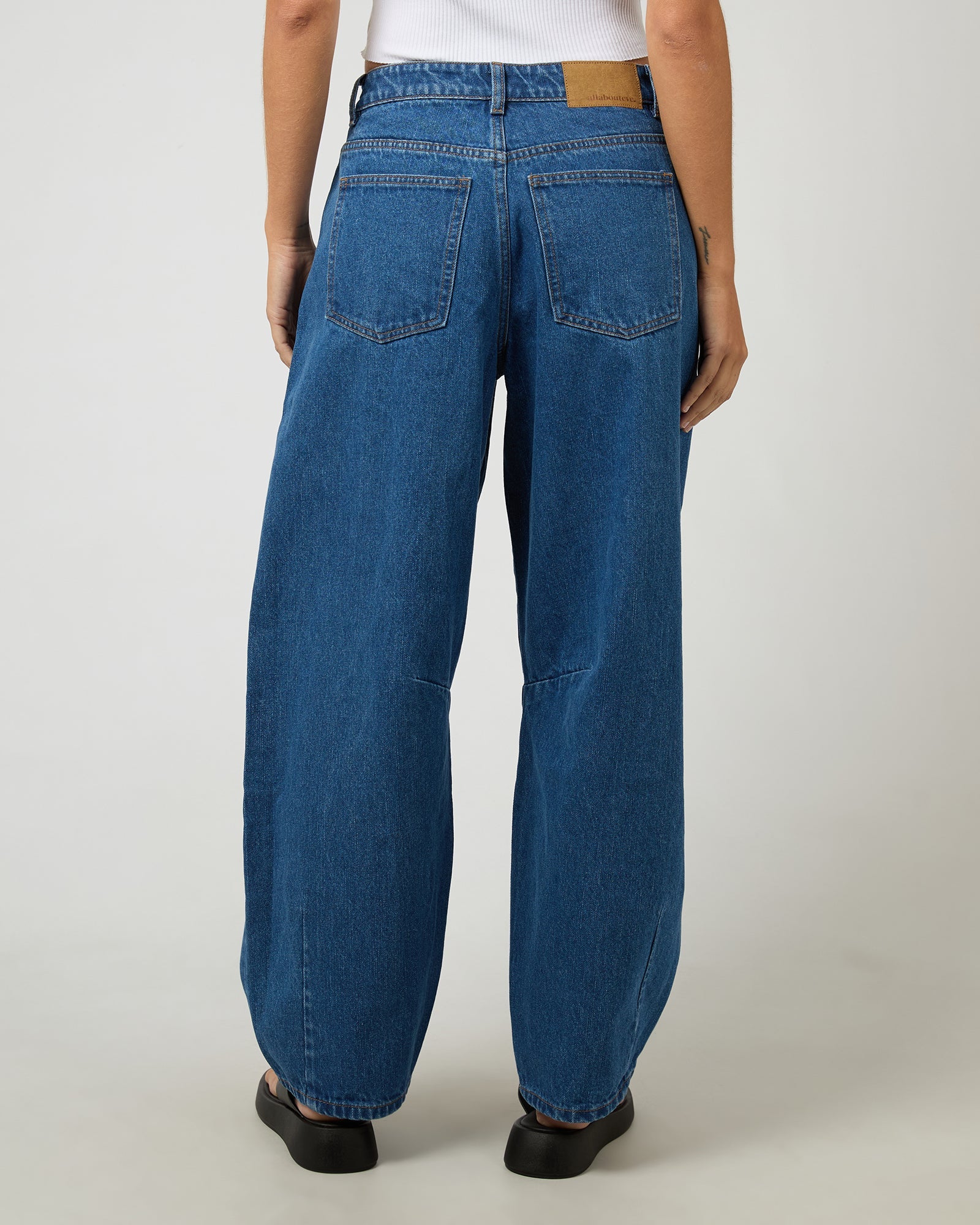 Hallie Barrel Leg Jean Heritage Blue