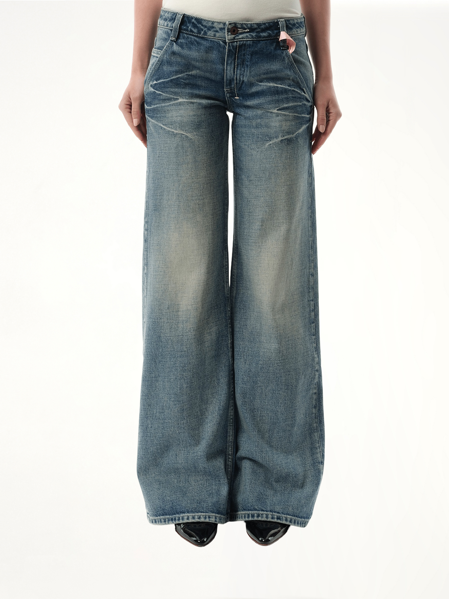 888 Low-Rise Oversized Jeans in Light Blue