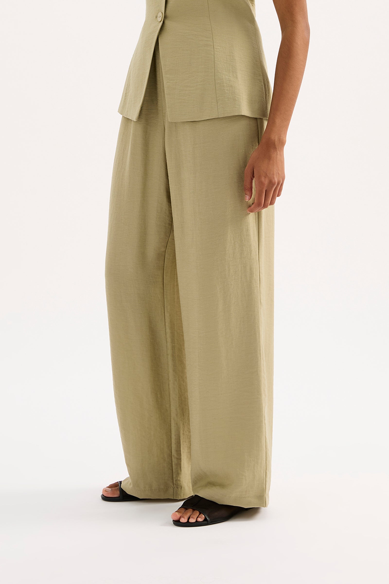 Nia Pant