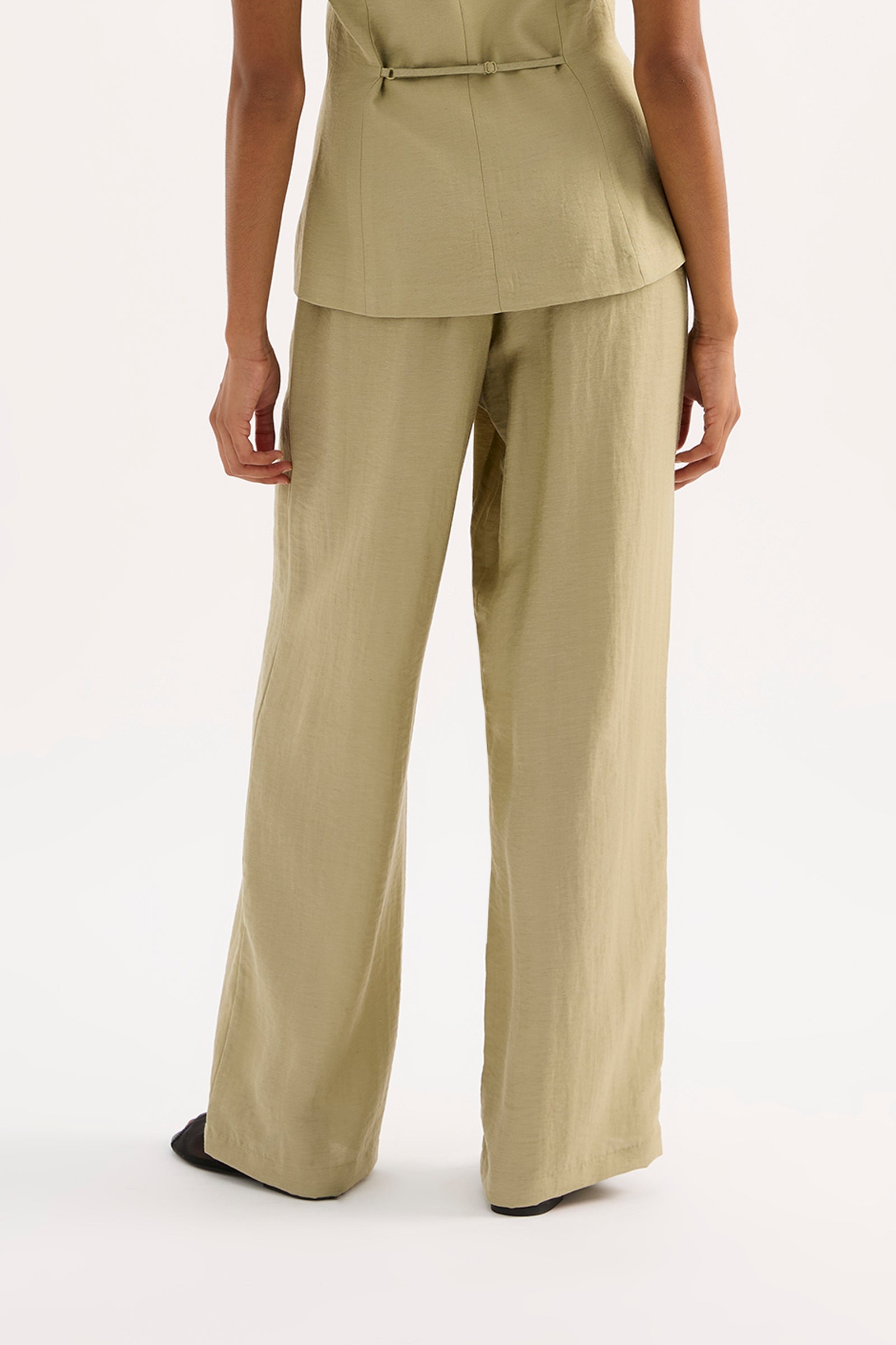 Nia Pant